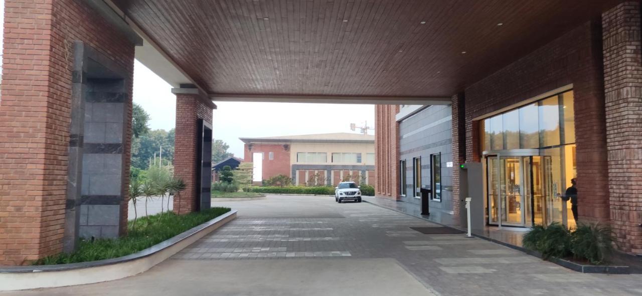 Manjeera Sarovar Premiere Hotel Rajahmundry Exterior photo